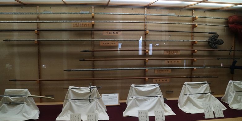 Tombak, katana dan senjata tajam lain peninggalan sejarah masa lalu yang disimpan di Kastil Matsuyama di Kota Matsuyama, Jepang.