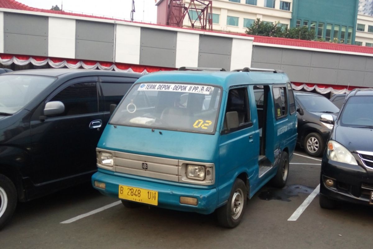 Sebuah angkot trayek 02 yang diamankan di Mapolres Kota Depok pada Rabu (9/8/2017). Di angkot inilah terjadi pencabulan yang dilakukan sopir terhadap seorang penumpangnya yang masih duduk di SD.