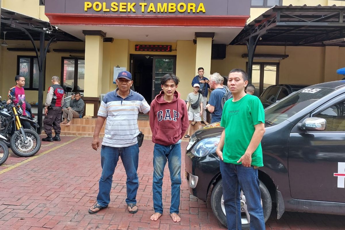 Polsek Tambora menangkap pencuri dua unit handphone di Jalan Krendang Selatan, Kelurahan Krendang, Kecamatan Tambora, Jakarta Barat.