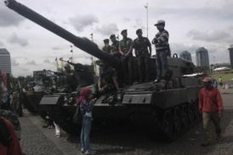 Main Battle Tank (MBT) Leopard 2A4 ditampilkan dalam pameran alat utama sistem pertahanan (Alutsista) yang digelar di lapangan silang Monas, Jakarta Pusat, Jumat (12/12/2014)