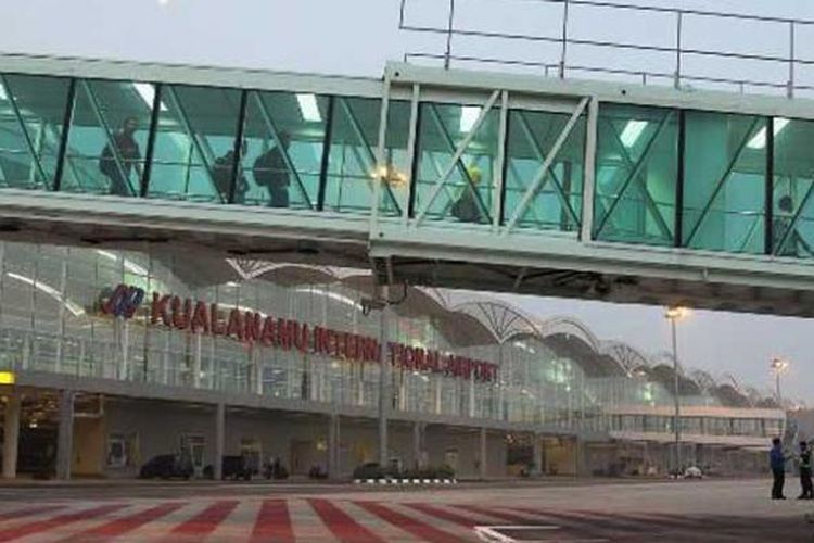 Bandara Internasional Kualanamu (KNIA), Deli Serdang, Sumatera Utara, Kamis (25/7/2013). Bandara seluas 1.365 hektare tersebut resmi beroperasi pada 25 Juli 2013 pukul 00.01 WIB dan secara bersamaan operasional Bandara Polonia ditutup sehari sebelumnya, 24 Juli 2013 malam pukul 23.59 WIB.