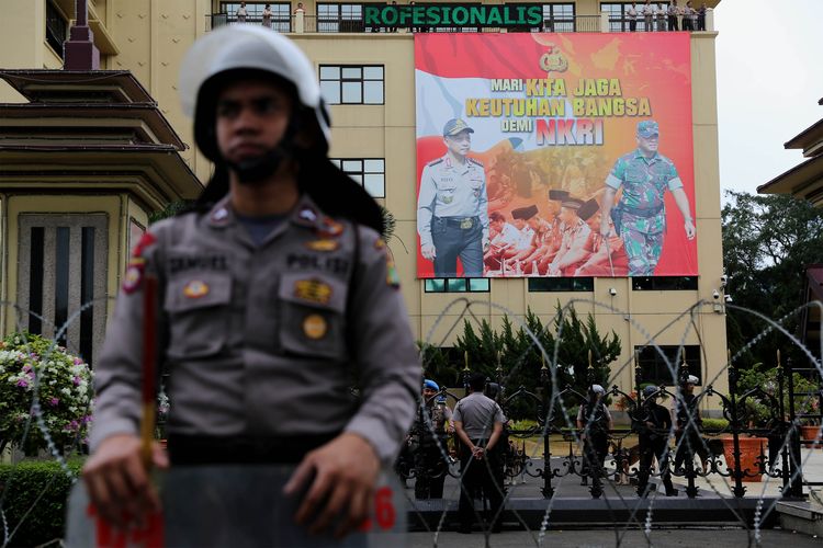 Anggota polisi mengawal aksi unjuk rasa di depan gedung Mabes Polri, Jakarta Selatan, Senin (16/1/2017). Mereka menuntut agar Kapolri Jenderal Pol Tito Karnavian mencopot Kapolda Jawa Barat Irjen Anton Charliyan dari jabatannya karena dianggap membiarkan pecahnya kerusuhan antara FPI dan LSM GMBI di Bandung, Jawa Barat pada pekan lalu.