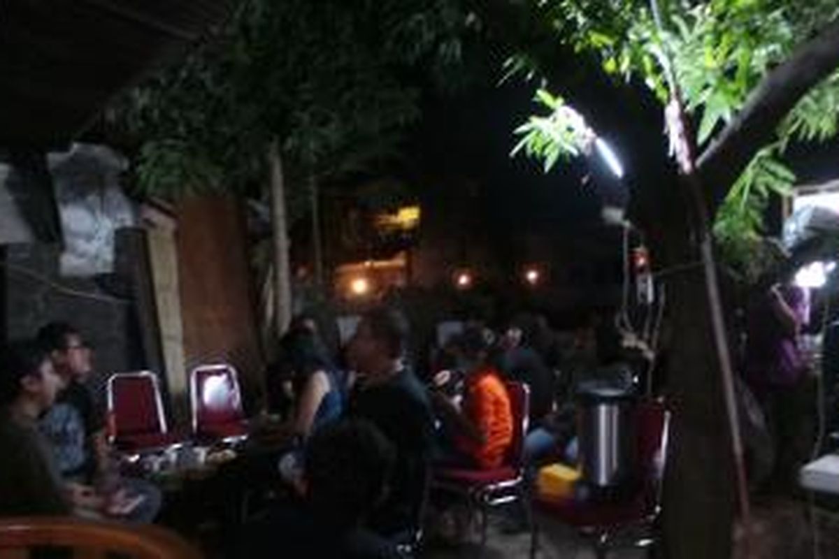 Para kerabat Jopi korban penusukan di Bar Venue, Jakarta Selatan berada di rumah duka di Tebet, Jakarta Selatan. Sabtu (23/5/2015).