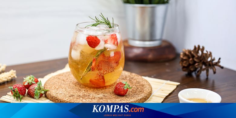 Resep Minuman Segar Es Teh Hijau Madu, Tambahkan Irisan Stroberi