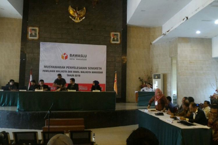 Sidang gugatan KPU Makassar untuk penetapan paslon incumbent, Danny Pomanto, berlangsung di kantor Panwaslu Makassar di Gedung PKK, Jl Anggrek Makassar, Senin (19/2/2018).