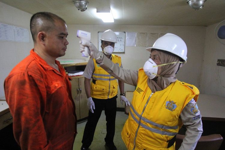 Petugas kesehatan pelabuhan melakukan pemeriksaan kesehatan kepada crew atau awak kapal dengan menggunakan thermal scanner di Pelabuhan Dumai sebagai upaya untuk meningkatkan kewaspadaan dan antisipasi penyebaran virus corona.