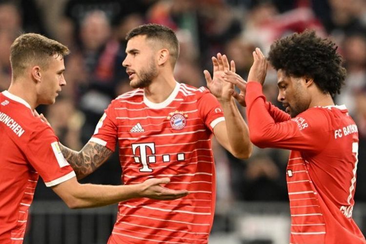 Dari kiri ke kanan: Joshua Kimmich, Lucas Hernandez, dan Serge Gnabry. Serge Gnabry mencetak tiga gol dalam laga Bayern Muenchen vs Werder Bremen pada pekan ke-14 Bundesliga Jerman 2022-2023 yang digelar di Stadion Allianz Arena, Muenchen, pada Selasa (8/11/2022) malam waktu setempat.