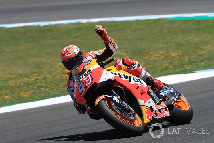 Marc Marquez di atas motornya yang sudah menggunakan lengan ayun karbon di Jerez.