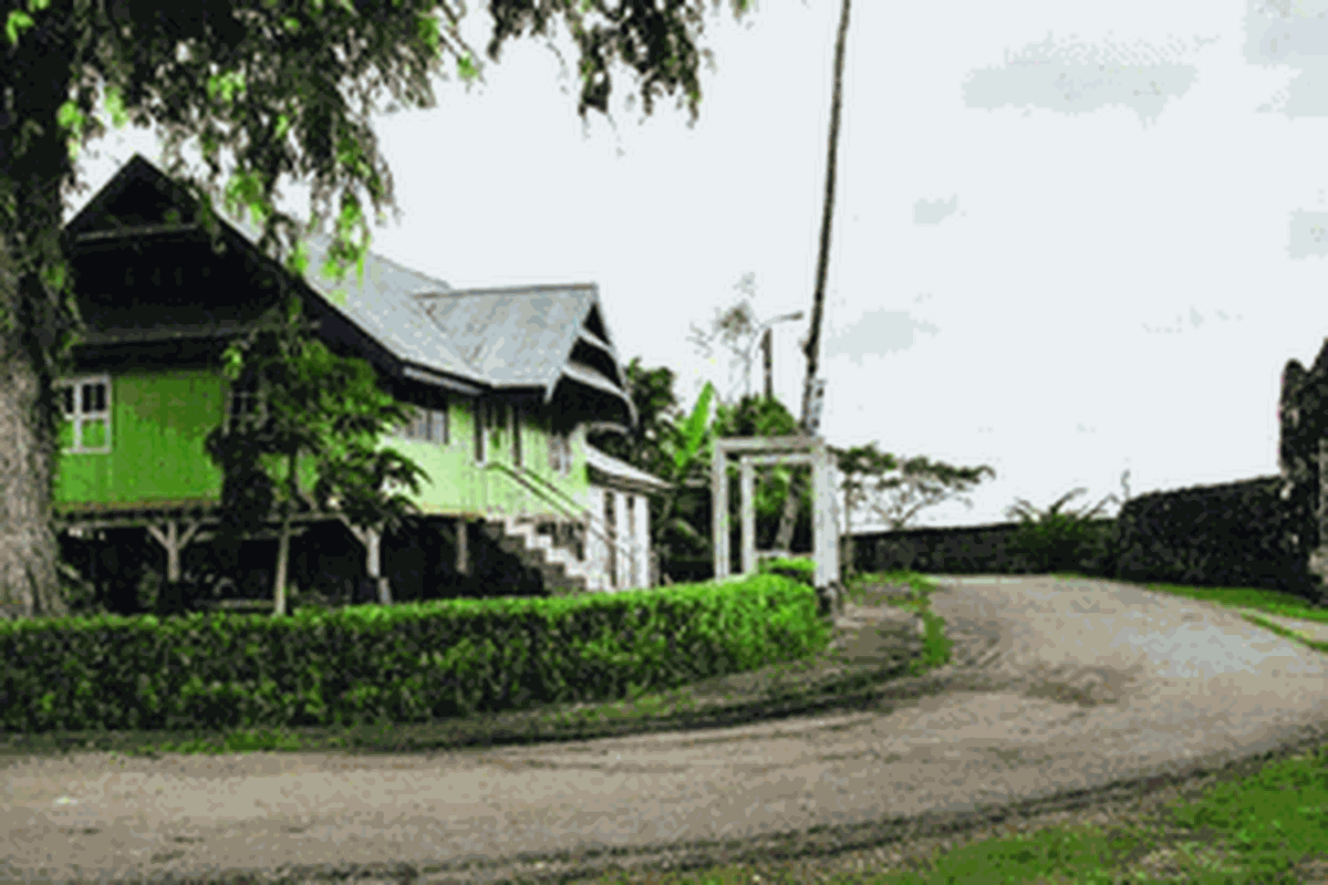 Salah satu sudut di dalam Benteng Wolio, Kota Bau-Bau, Sulawesi Tenggara, Kamis (17/6/2010). Sebagian besar rumah di dalam benteng ini terbuat dari kayu dan dibangun tanpa menggunakan paku besi. Rumah-rumah itu hanya dihuni keturunan keluarga yang pernah bekerja di Keraton Buton. 