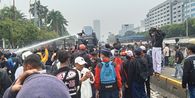 Massa Demo 25 Agustus Tergeletak di Depan DPR, Kepalanya Bocor