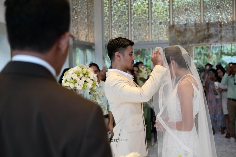 Artis peran Chicco Jerikho menikah dengan Putri Marino dalam sebuah pemberkatan nikah di Bali, Sabtu (3/3/2018) .