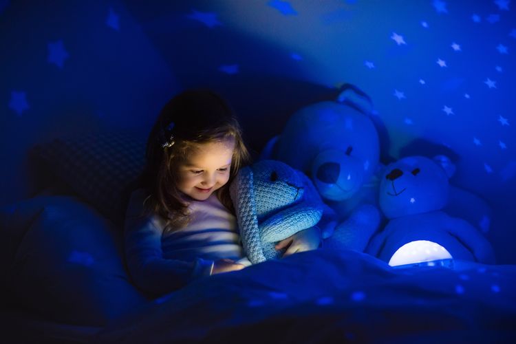 Ilustrasi lampu tidur proyektor di kamar anak