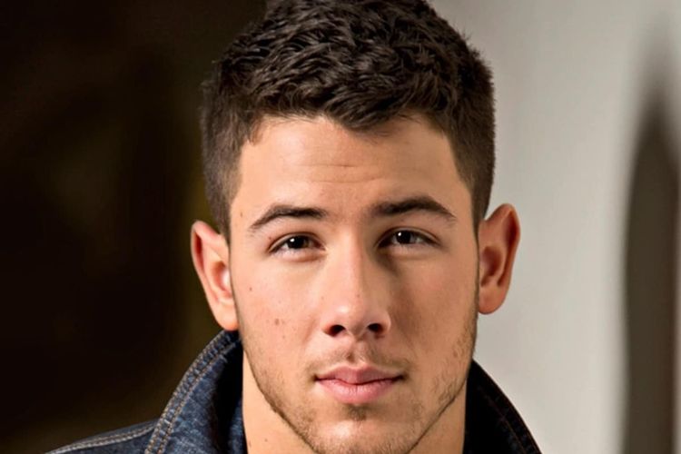 Nick Jonas, gaya rambut pria yang cocok untuk pemilik wajah berbentuk hati