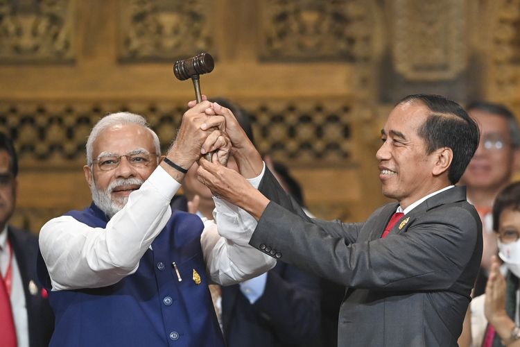 Presiden Joko Widodo (kanan) menyerahkan palu kepemimpinan G20 kepada Perdana Menteri India Narendra Damodardas Modi (kiri) pada penutupan KTT G20 Indonesia 2022 di Nusa Dua, Bali, Rabu (16/11/2022). ANTARA FOTO/Media Center G20 Indonesia/M Risyal Hidayat/nym.