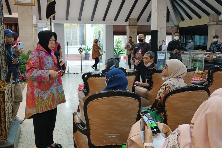 Menteri Sosial, Tri Rismaharani saat memberikan motivasi usaha kepada masyarakat miskin ekstrem di Pendopo Kabupaten Malang, Jum'at (23/12/2022).