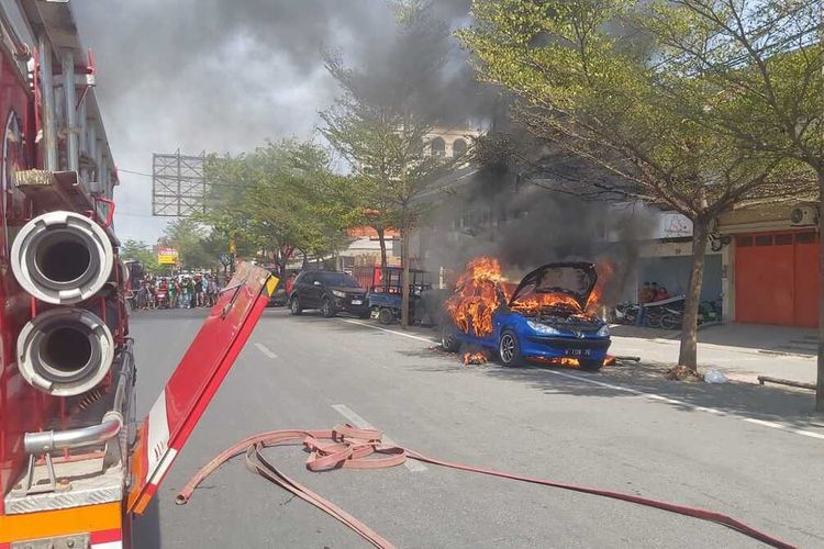 Petugas Damkar Makassar melakukan proses pemadaman api terhadap satu unit mobil city car yang hangus terbakar di ruas Jalan Pengayoman, Kecamatan Panakkukang, Kota Makassar, Sulsel. Jumat (11/8/2023)