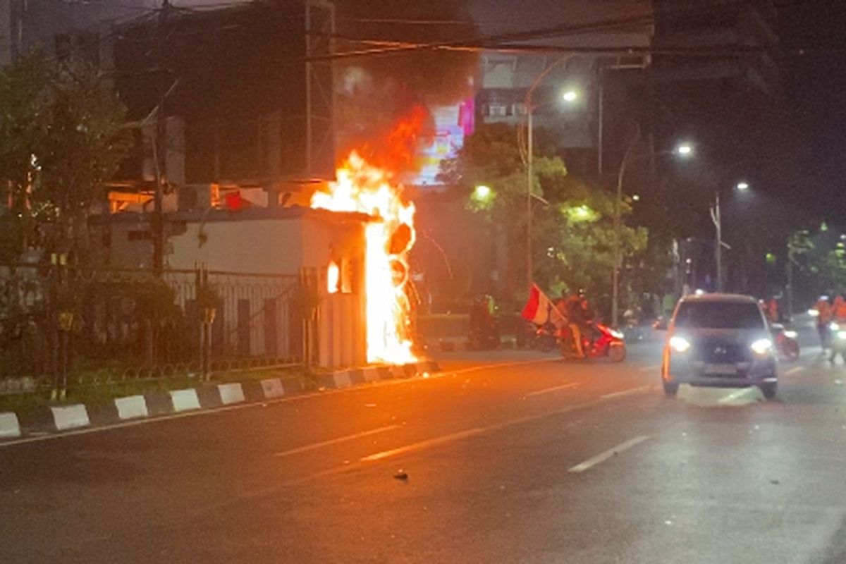 Salah satu fasum yang dibakar saat aksi demonstrasi di Surabaya, Sabtu (29/8/2025).