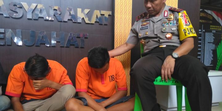 Kapolda Sumsel Irjen Pol Zulkarnain Adinegara saat mengintrogasi dua pelaku perusakan stadion GLora Jakabaring, Palembang, Sumatera Selatan, Senin (23/7/2018)