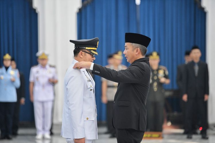 Kadisdik Jabar, Wahyu Mijaya dilantik menjadi Penjabat Bupati Cirebon oleh Penjabat Gubernur Jawa Barat, Bey Machmudin di Gedung Sate, Kota Bandung, Jumat (17/5/2024).