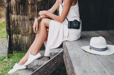 5 Jenis Sneakers yang Cocok Dipadukan dengan Rok atau Dress