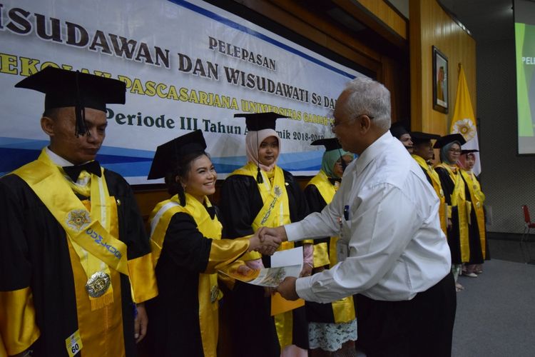 Wisudawan Magister dan Doktor Sekolah Pascasarjana UGM.