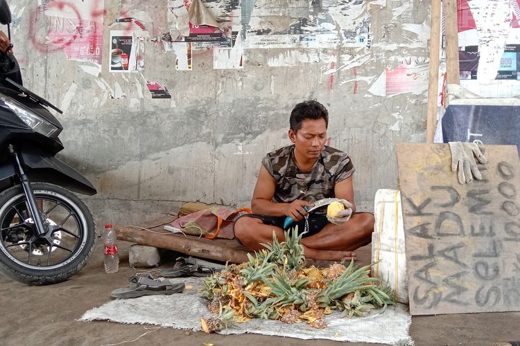 Aris, pedagang buah nanas yang masuk ke jalan tol Jombang - Mojokerto dan menyaksikan anak Vanessa Angel merangkak usai kecelakaan yang dialami mobil yang ditumpangi keluarga Vanessa.