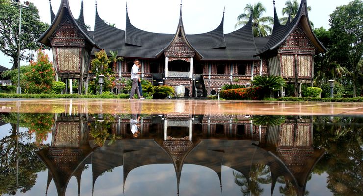Pilkada Sumbar: Sandiwara Dukungan Pusat, Kehampaan Gagasan Pembangunan