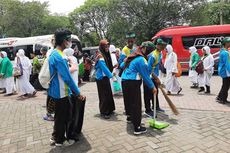 Aksi Simpatik Pelajar Bersih-bersih Saat Puncak Resepsi 1 Abad NU di Sidoarjo