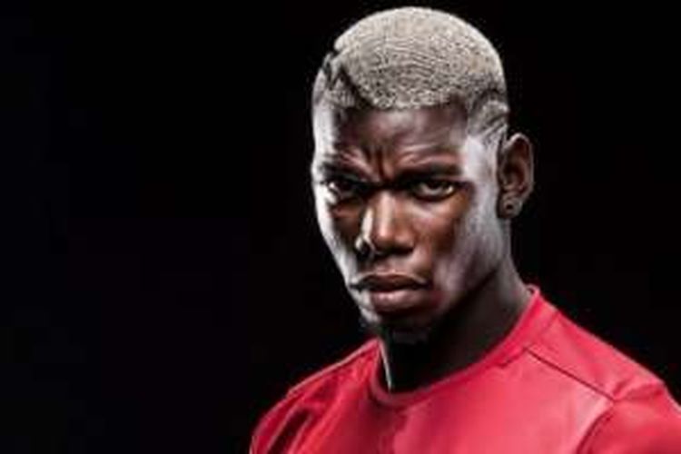 Gelandang Manchester United, Paul Pogba, memamerkan rambut barunya, Selasa (16/8/2016).