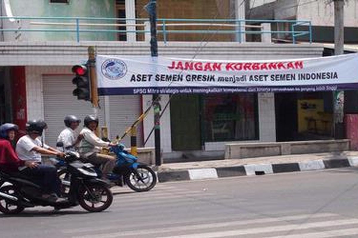 Spanduk dari SPSG dan masyarakat Gresik berisi penolakan terhadap rencana perubahan nama Semen Gresik menjadi Semen Indonesia banyak terpasang di Gresik pagi ini, Senin (5/11/20012).