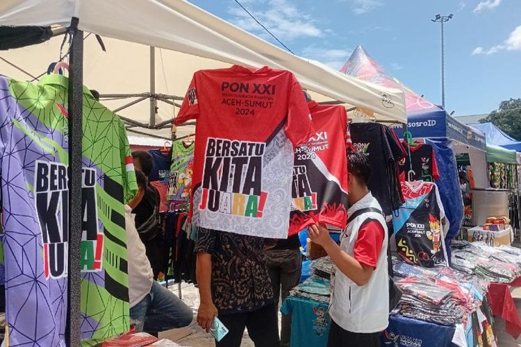 Calon pembeli melihat stand pakaian di Gor PBSI Pemprov Sumut, Deli Serdang, Sumatera Utara. 