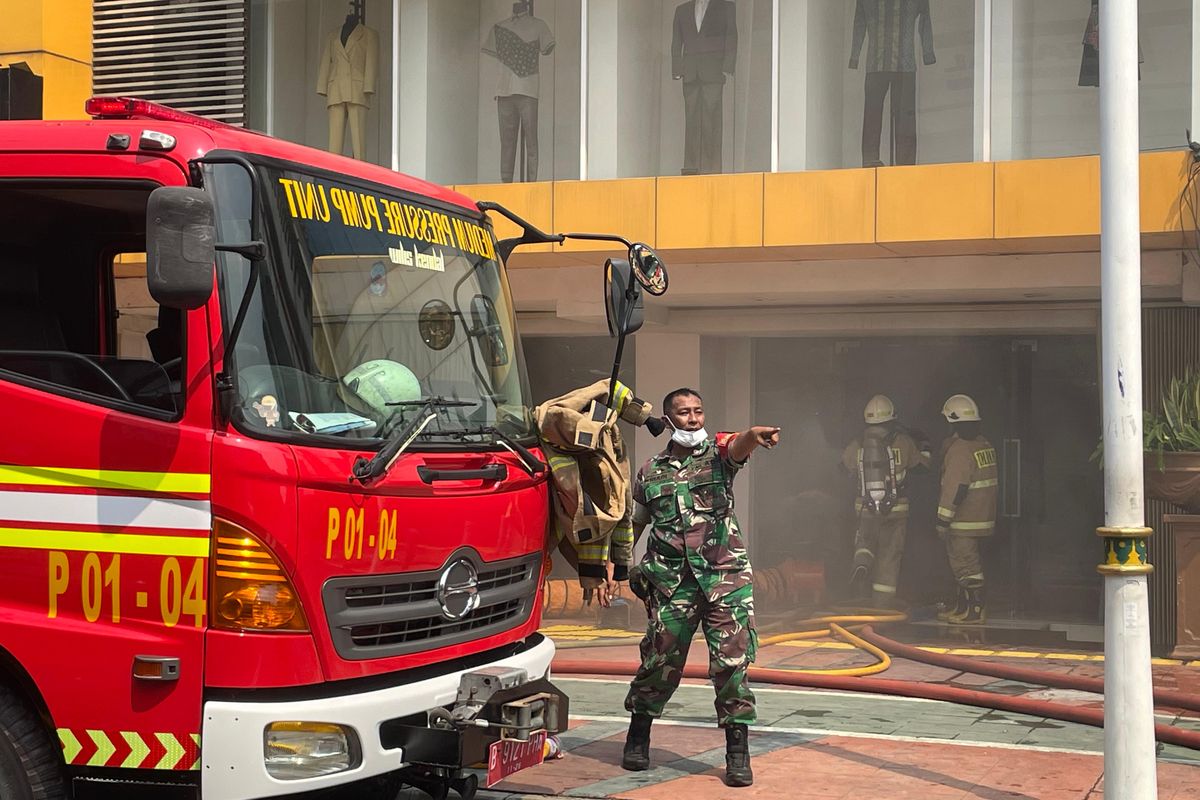 Sejumlah personel pemadam kebakaran mencoba menangani toko pakaian yang terbakar di Pecenongan, Gambir, Jakarta Pusat, Selasa (7/5/2024)