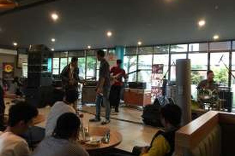 Salah satu peserta jam session dalam International Jazz Day di Intro Jazz Cafe BSD, Sabtu (30/4/2016) petang ini. Acara dilanjutkan malam ini dengan menghadirkan tiga jazzer Indonesia, Harry Toledo, Ginda Bestari, dan Rip Moreno, serta dua jazzer dari Singapura dan Malaysia. 