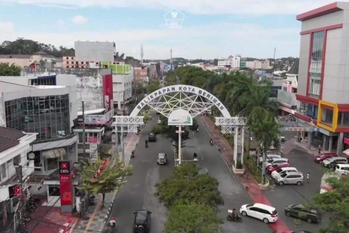 Salah satu ruas jalan utama di Kota Balikpapan, Kalimantan Timur. 