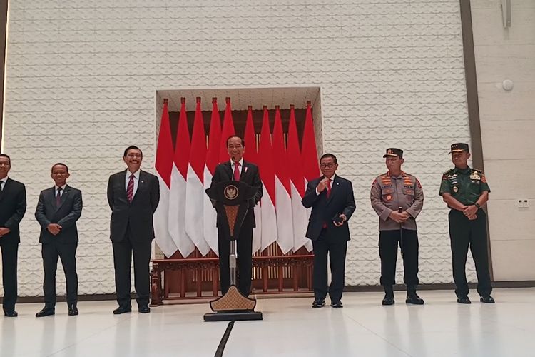 Presiden Joko Widodo saat memberikan keterangan pers di Lanud Halim Perdanakusuma, Jakarta, Kamis (27/7/2027).