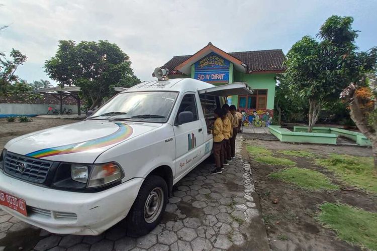 Membawa Pengetahuan Dalam Sebuah Mobil Tua yang Menanjak Pelan