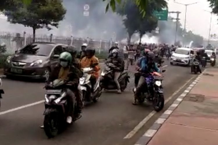 Bentrokan antara massa simpatisan Rizieq Shihab dan polisi sempat terjadi di Jalan I Gusti Ngurah Rai tepatnya dekat flyover Pondok Kopi, Jakarta Timur pada Kamis (24/6/2021) pagi.