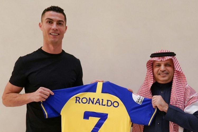 Bintang sepak bola Portugal, Cristiano Ronaldo, berfoto dengan jersey Al Nassr seusai menandatangani kontrak dengan klub Arab Saudi itu pada 30 Desember 2022. (Photo by Al Nassr Football Club / Handout / ANADOLU AGENCY / Anadolu Agency via AFP)