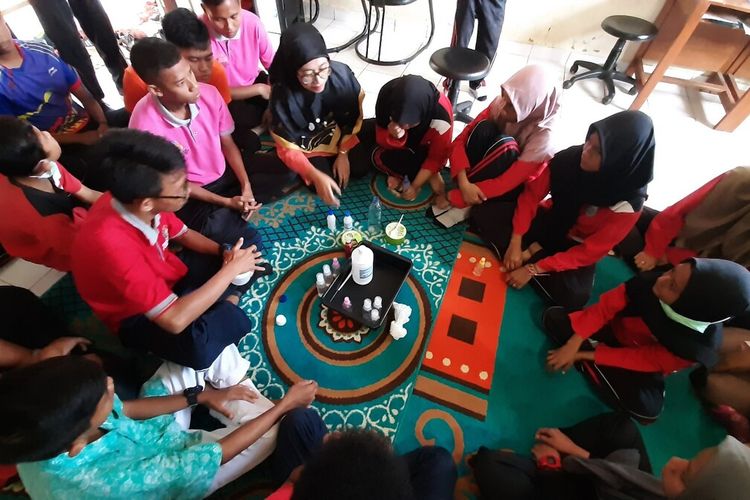 Siswa Berkebutuhan Khusus SLB N 1 Wonosari, Gunungkidul, Membuat Hand Sanitizer Sendiri Jumat (20/3/2020)