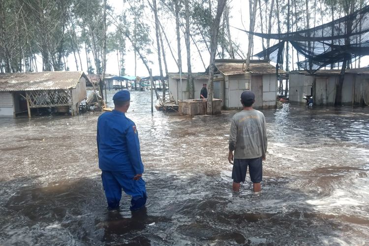 Cuaca buruk menyebabkan banjir air rob di pantai selatan Jember pada Kamis (14/3/2024).