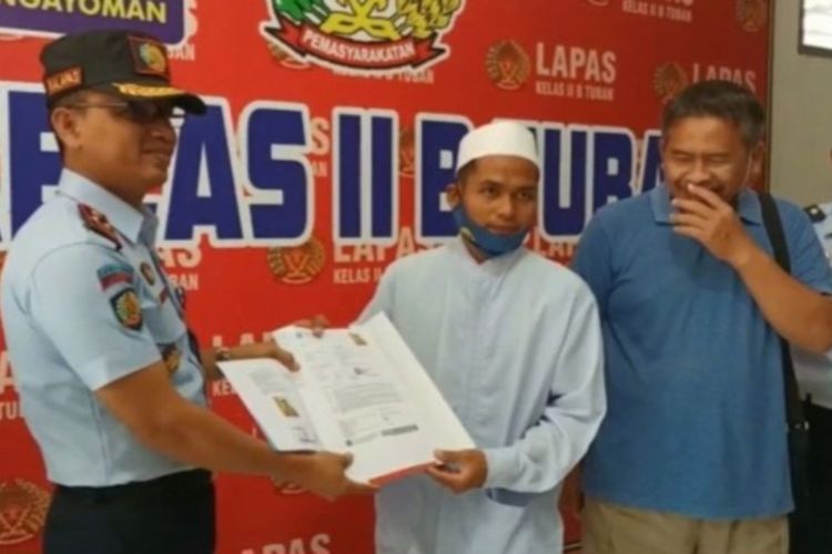 Ahmad Ulul Albab, Napiter asal Kabupaten Kudus, Jawa Tengah, dinyatakan bebas bersyarat dan keluar dari Lapas Kelas IIB Tuban, Jawa Timur. Senin, (30/1/2023).