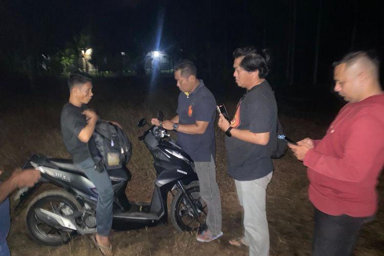 Petugas Satreskrim Polres Bengkalis saat mengamankan pria yang berpura-pura menjadi korban begal, di Kabupaten Bengkalis, Riau, Selasa (21/11/2023).