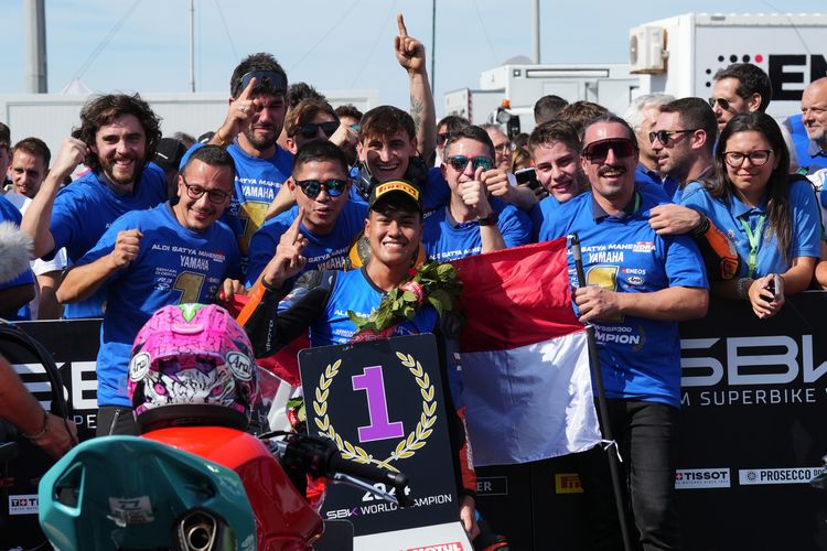 Aldi Satya Mahendra, menjadi juara dunia World Supersport 300 (WorldSSP300) pertama dari Indonesia