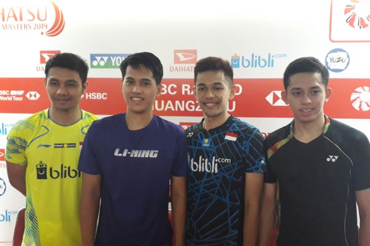 Dua pasangan ganda putra Indonesia, Fajar Alfian/Muhammad Rian Ardianto (dua ke kanan) dan Berry Angriawan/Hardianto (dua ke kiri) usai laga babak kedua Indonesia Masters 2019 di Istora Senayan, Jakarta, Kamis (24/1/2019).