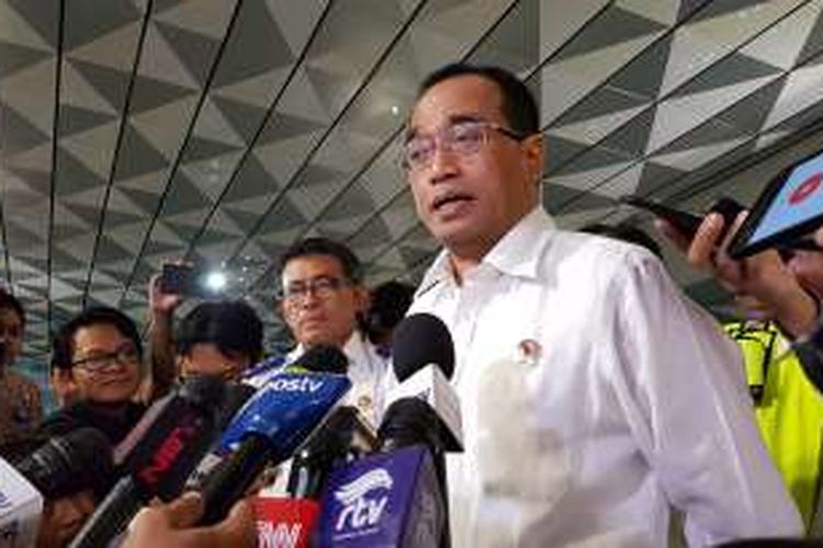 Menteri Perhubungan Budi Karya Sumadi memberikan keterangan pers tentang operasional perdana Terminal 3 New Bandara Soekarno-Hatta, Tangerang, Selasa (9/8/2016). 