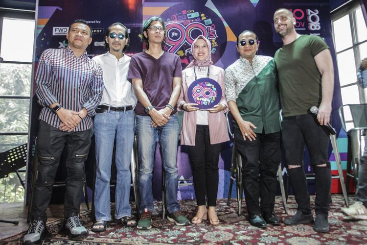 (Dari kiri ke kanan) Penyanyi Anang Hermansyah, Dian Pramana Putra, gitaris Kidnap Katrina Damon Koeswoyo, PR Akselerasi Entertainment Arinda, Deddy Dhukun, dan Dave Moffats menghadiri konferensi pers The 90s Festival di Jakarta, Rabu (24/10/2018). Festival yang akan menampilkan sejumlah musisi era 90-an diantaranya The Moffats dan Blue tersebut akan diadakan di Gambir Expo Kemayoran, Jakarta, Sabtu (10/11/2018). 