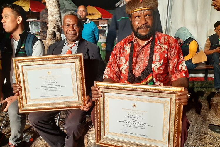 Pendeta Yason Yikwa dan Titus Kagoya saat menunjukan penghargaan Pelopor Perdamaian tahun 2019.