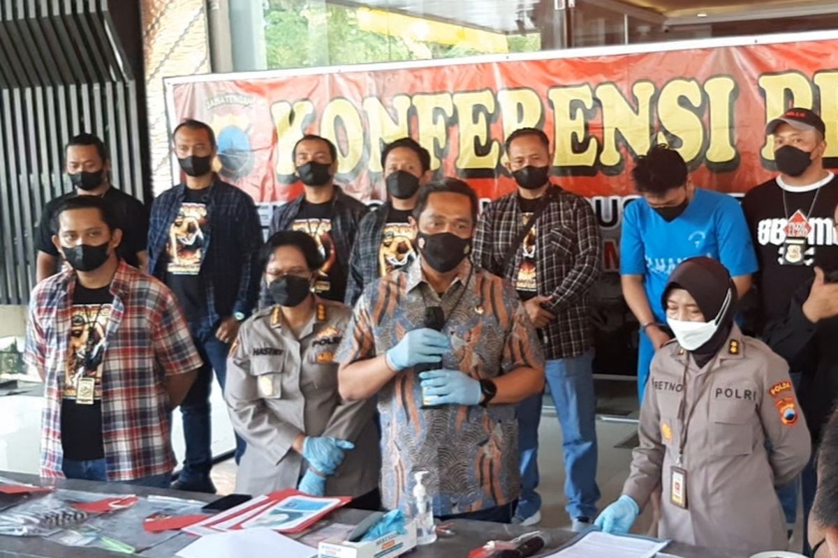 Dirreskrimum Polda Jateng Kombes Djuhandhani Rahardjo Puro saat gelar perkara di Mapolda Jateng, Jumat (18/3/2022).