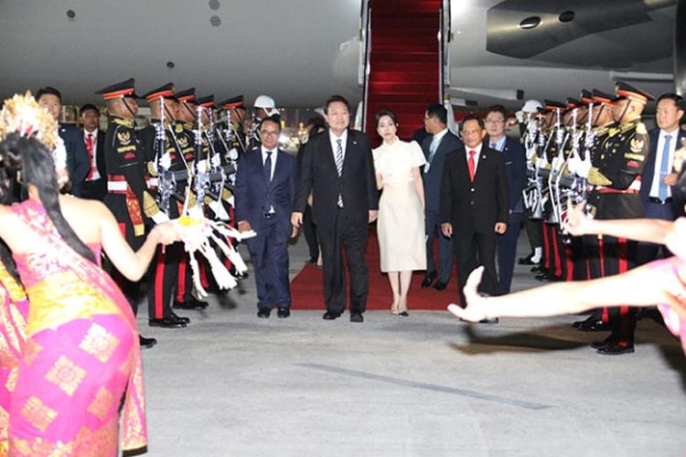 Tito sambut Presiden Korsel bersama istri untuk hadiri KTT G20 di Nusa Dua, Bali. 

