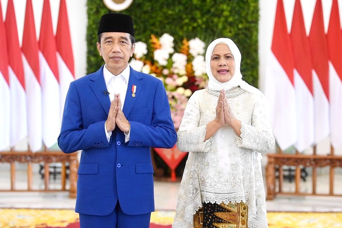 Presiden Joko Widodo beserta Ibu Iriana Joko Widodo menyampaikan ucapan selamat hari Raya Idul Fitri 1443 Hijriah. 